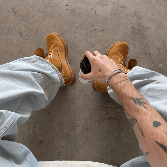Edelstahl Armband Herren im Alltag – minimalistischer Schmuck kombiniert mit Jeans und Boots im Streetstyle Look