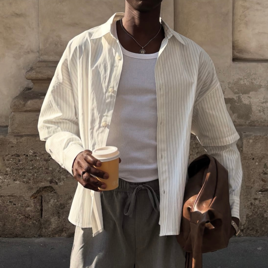 Minimalistische Herren Halskette aus Edelstahl im Layering Look mit offenem Hemd – moderner Sommer Style für Männer