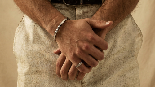 Edelstahl Cuff mit am Handgelenk und markanter Ring am Finger getragen – minimalistischer Stil
