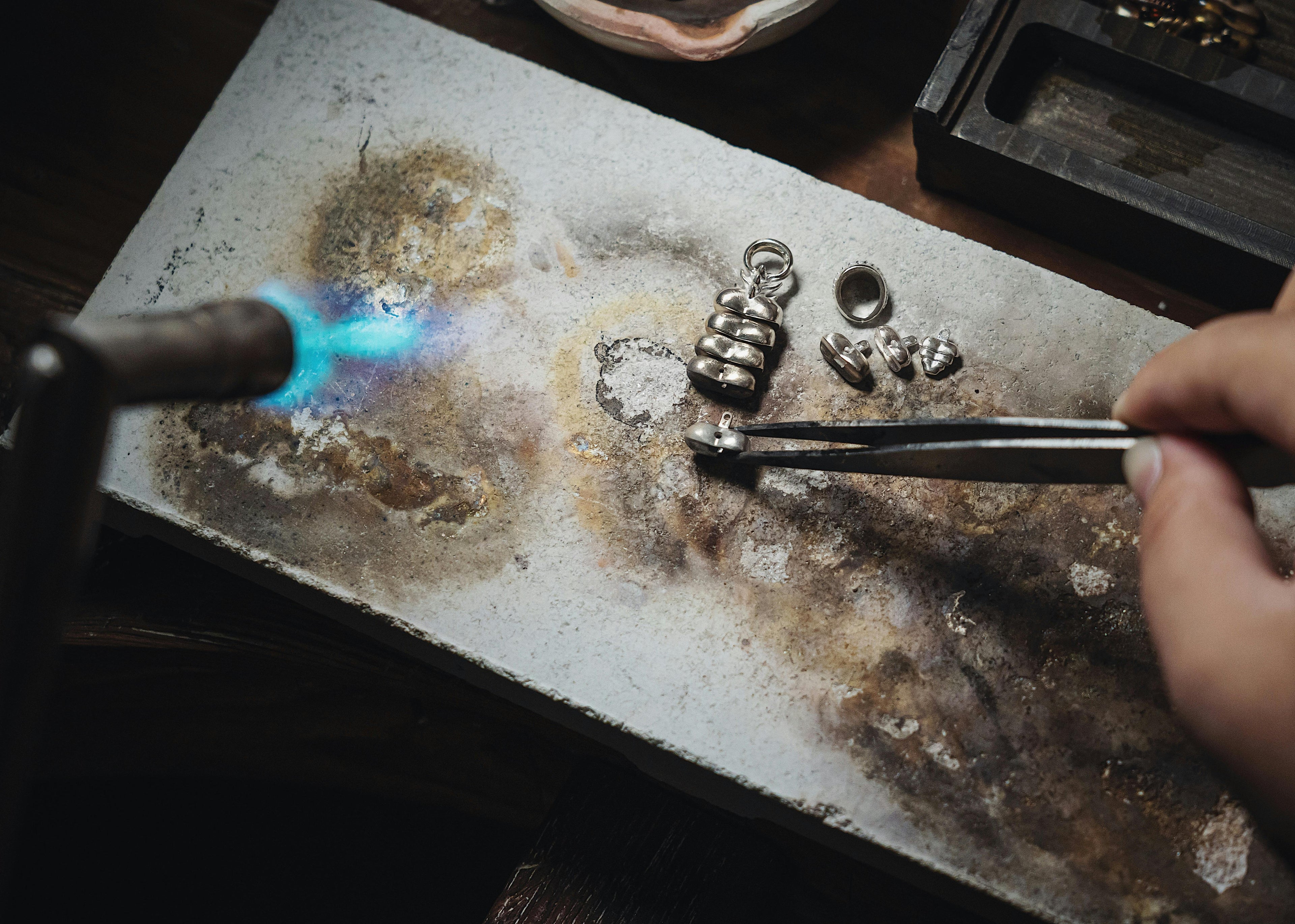 Edelstahl Schmuck Herstellung – präzise Verarbeitung und langlebige Materialien im Designprozess