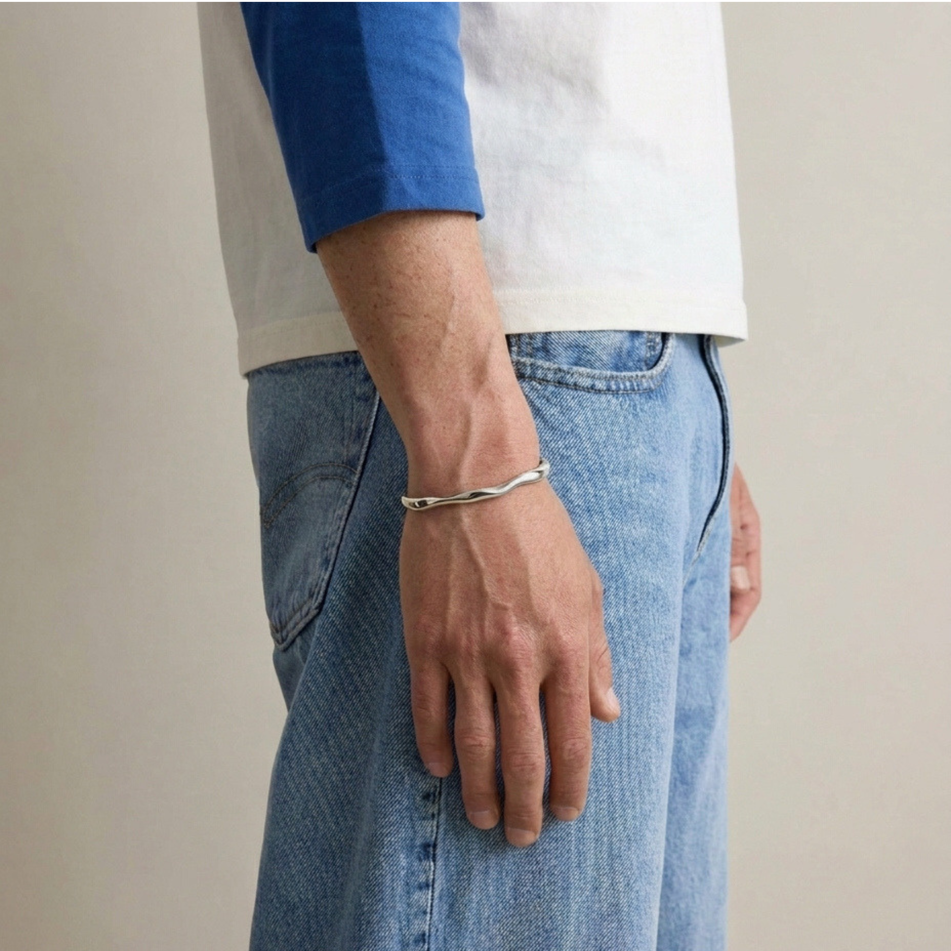 Minimalistischer Edelstahl Cuff für Herren – robuster Armreif im cleanen Look